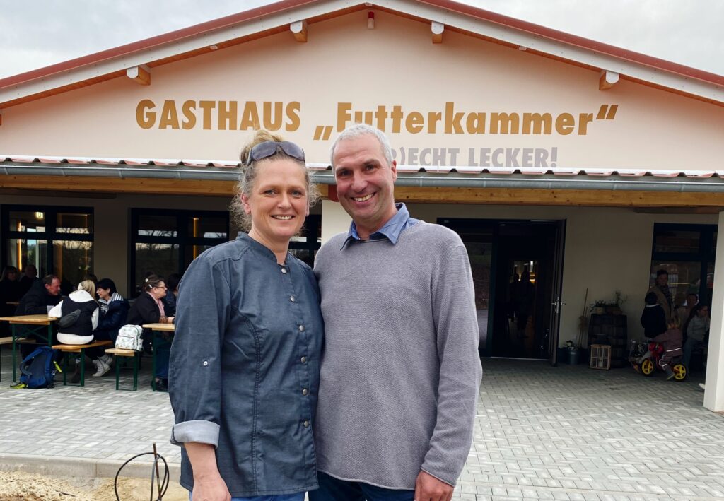 Katja und Torsten Recht, im Hintergrund der neue Gasthof.